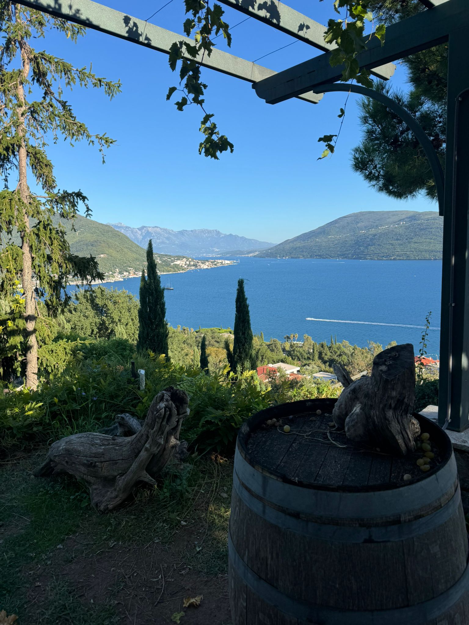 Holzgarnitur mit Blick über die Bucht